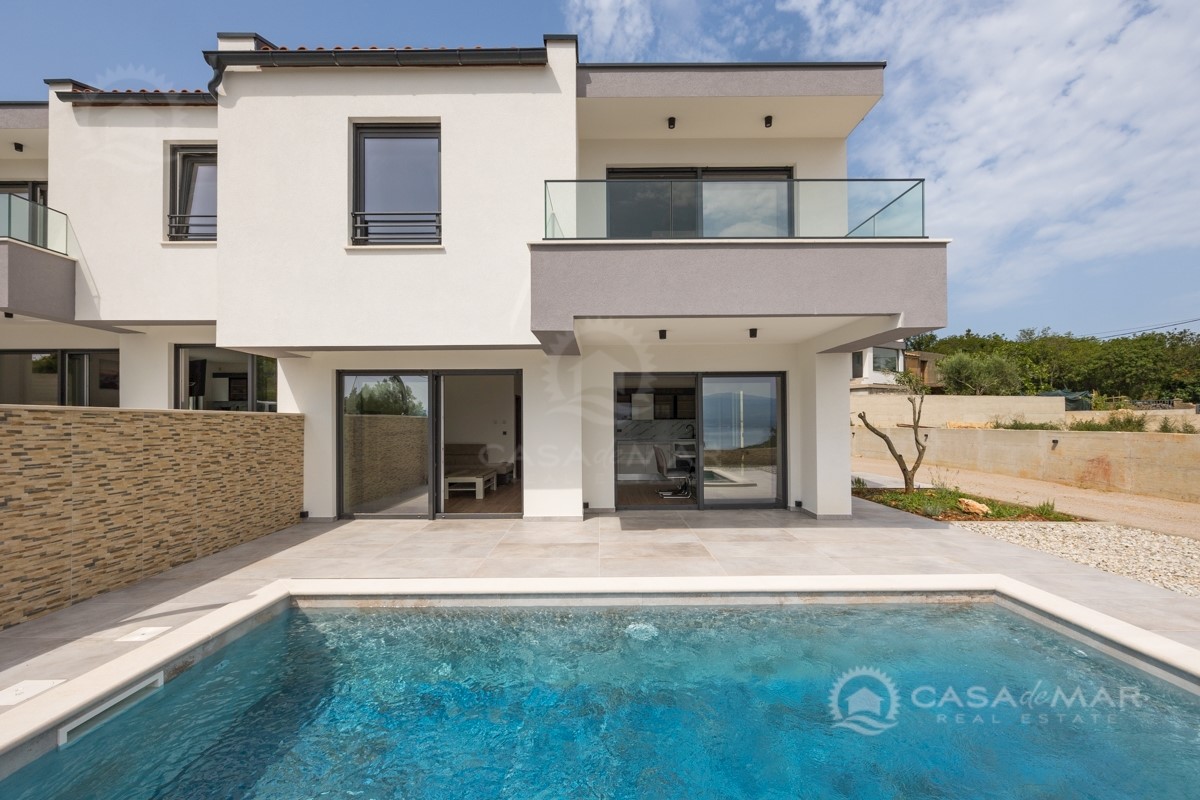 Dvostanovanjska vila v okolici Vrbnika s panoramskim pogledom na morje in bazenom!