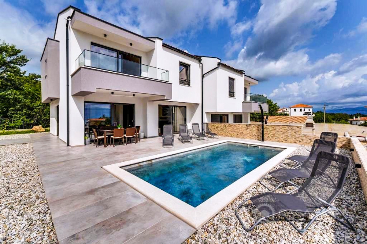 Moderna vila s panoramskim pogledom na morje in bazeni – investicija za družino in turizem!
