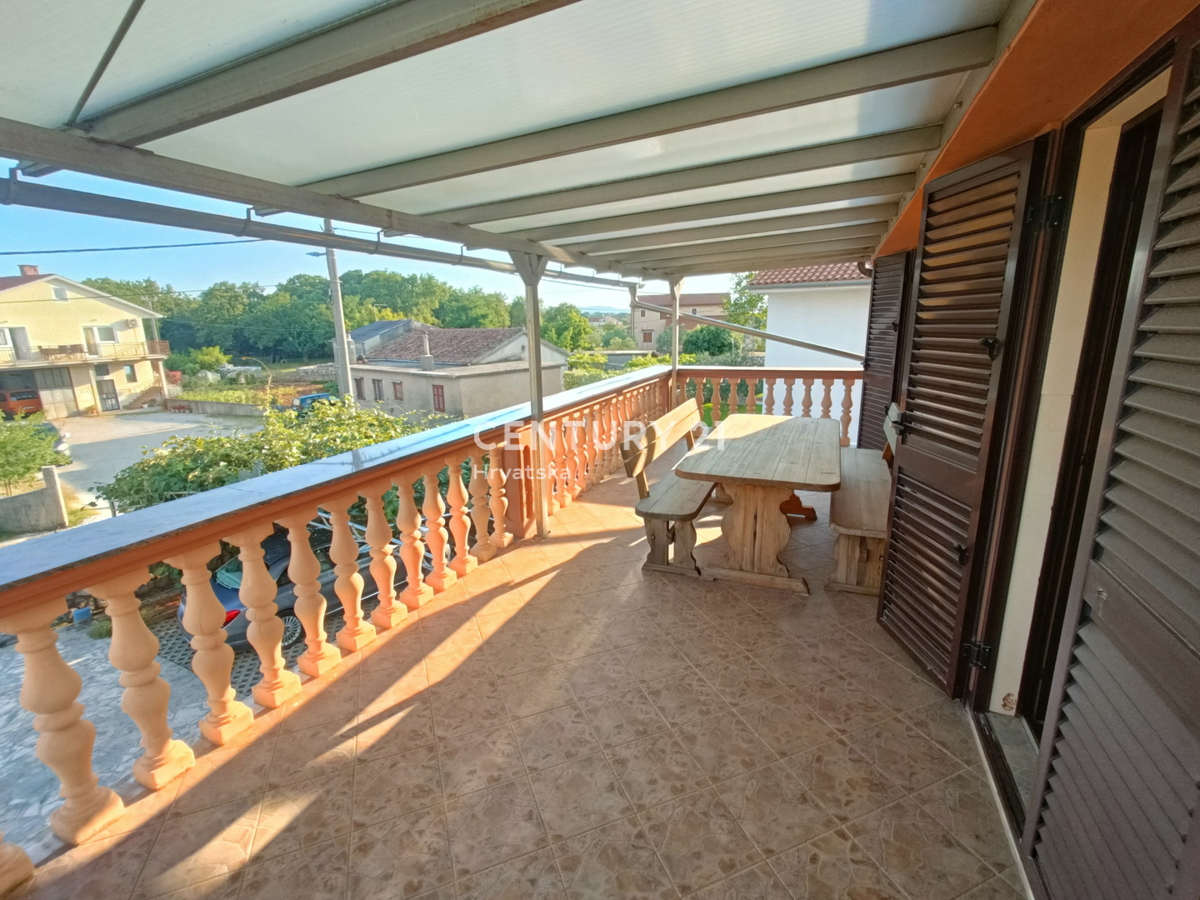 KRK, HIŠA Z DVEMA LOČENIMA STANOVANJEMA IN LEPIM VRTAČKOM, 2 KM OD MORJA