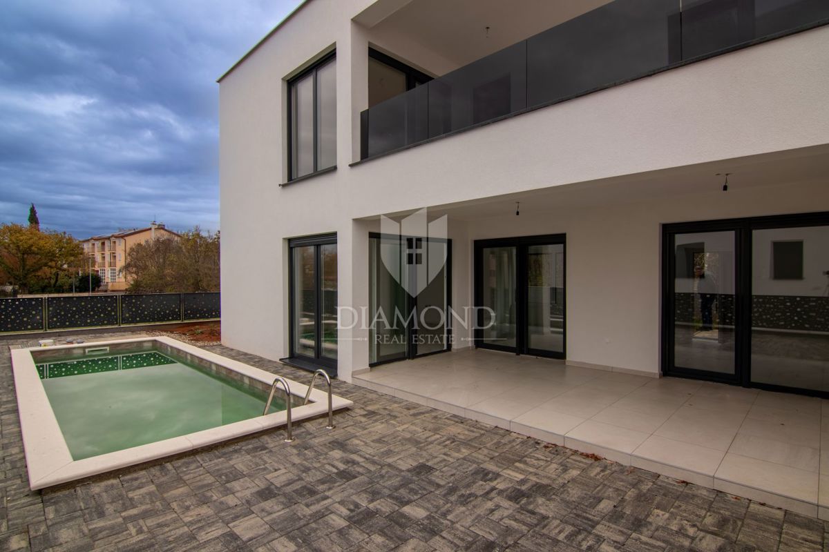 Dvojček hiše z bazenom