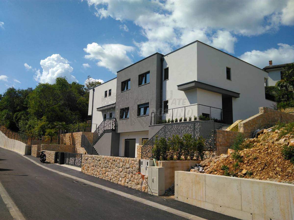 Nova zgradba-atraktivna dvojček samo 350 m od centra in morja-Malinska!