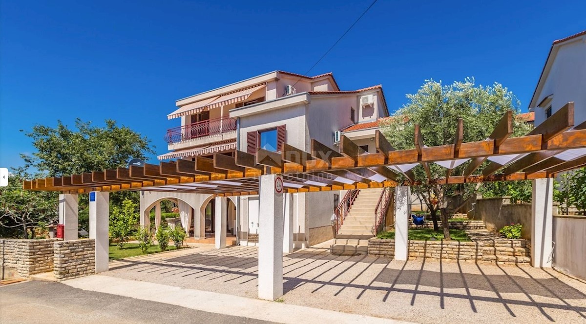 OTOK KRK, ŠOTOVENTO - Samostojna hiša s 3 apartmaji in pogledom na morje