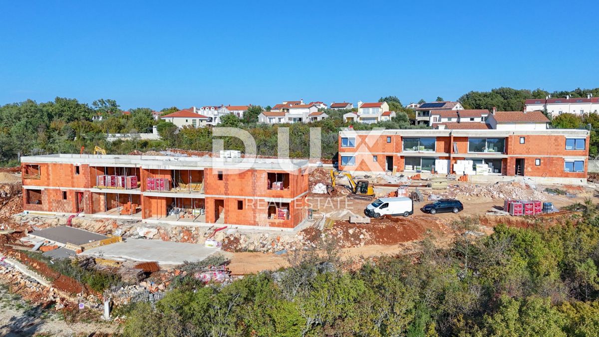 OTOK KRK, BRZAC - Moderno zasnovana hiša dvojček z bazenom 40m2