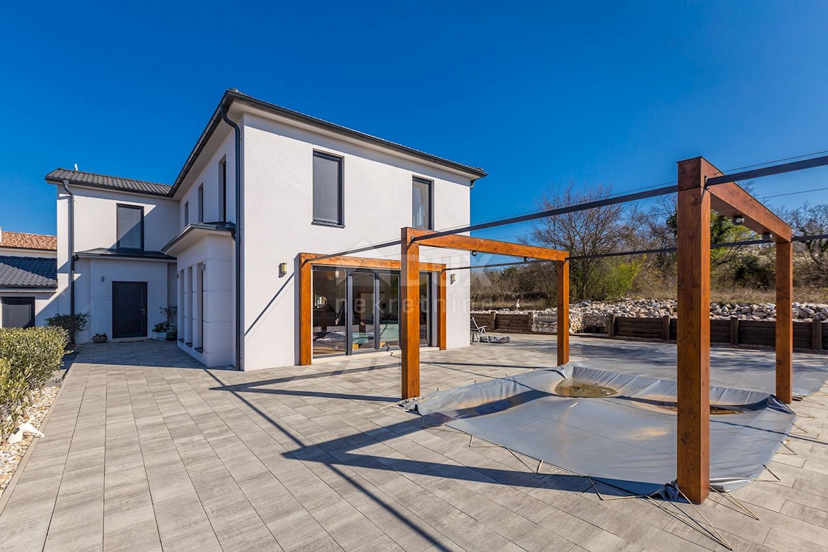OTOK KRK - Moderna moderna vila z bazenom in velikim vrtom v centru otoka