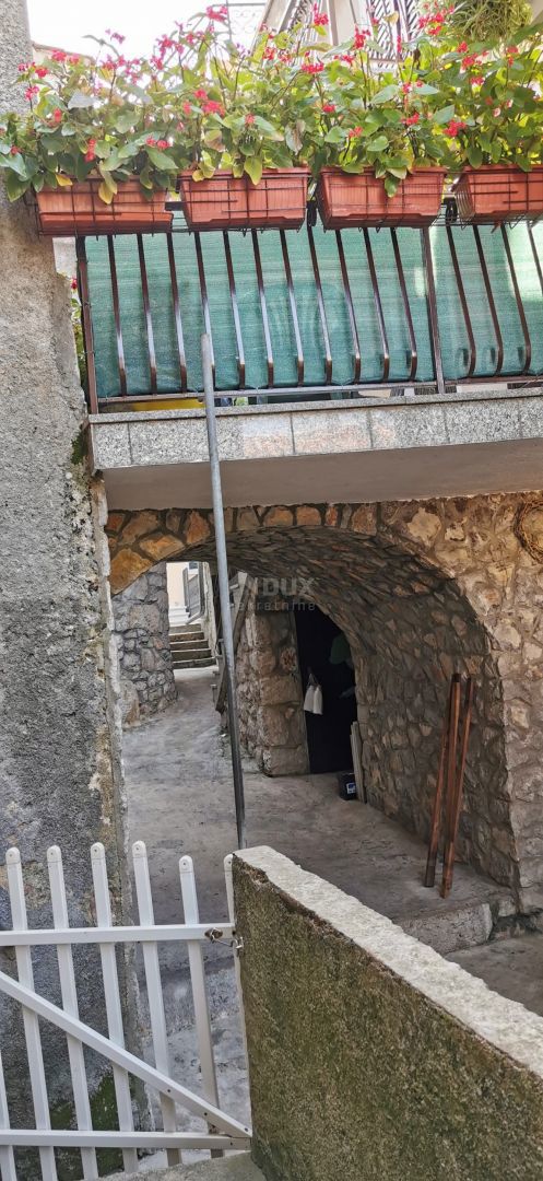 OTOK KRK, DOBRINJ - Avtohtona hiša s pogledom na morje