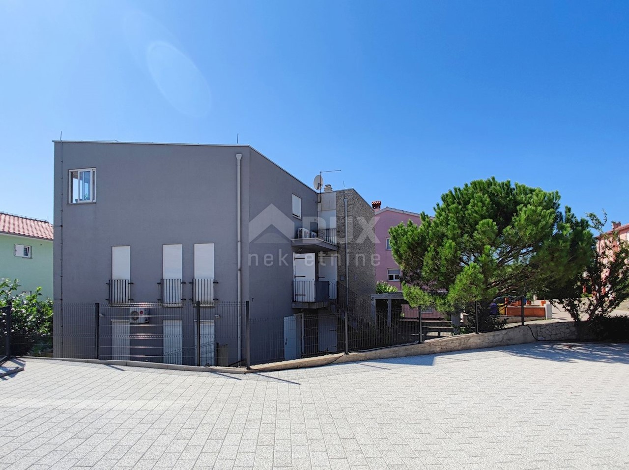 MESTO KRK - opremljeno dvoetažno trisobno stanovanje na odlični lokaciji