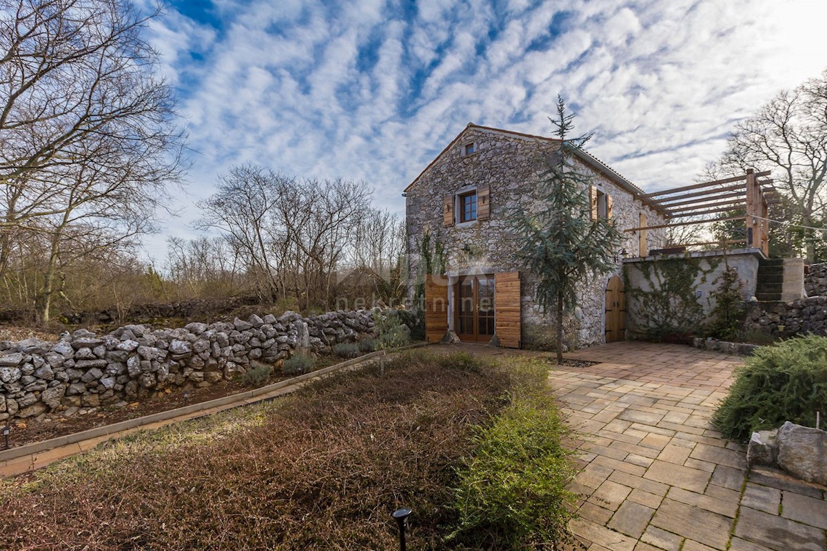 OTOK KRK, okolica Malinske - Renovirana avtohtona kamnita hiša s pogledom na morje