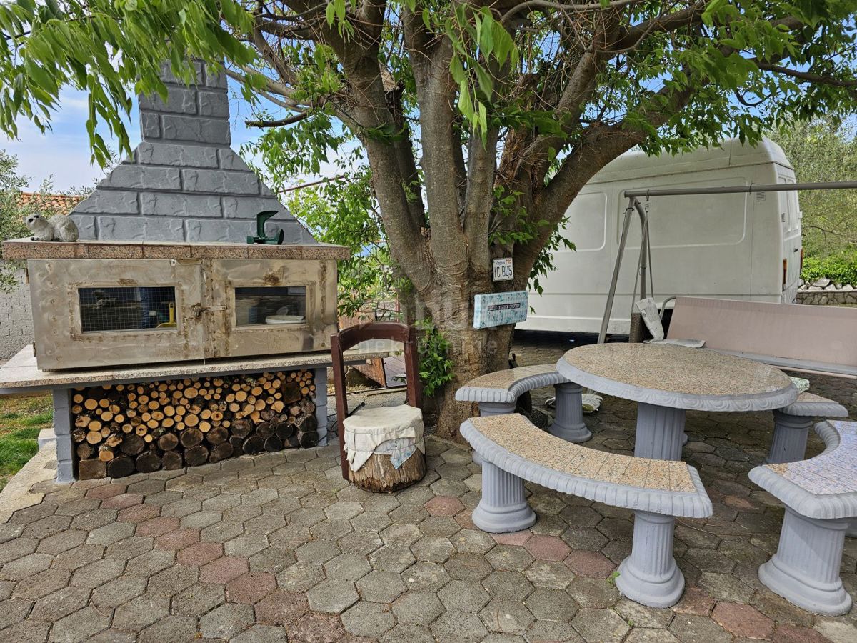 OTOK KRK, MALINSKA (okolica) - Hiša s 4 apartmaji in urejenim vrtom