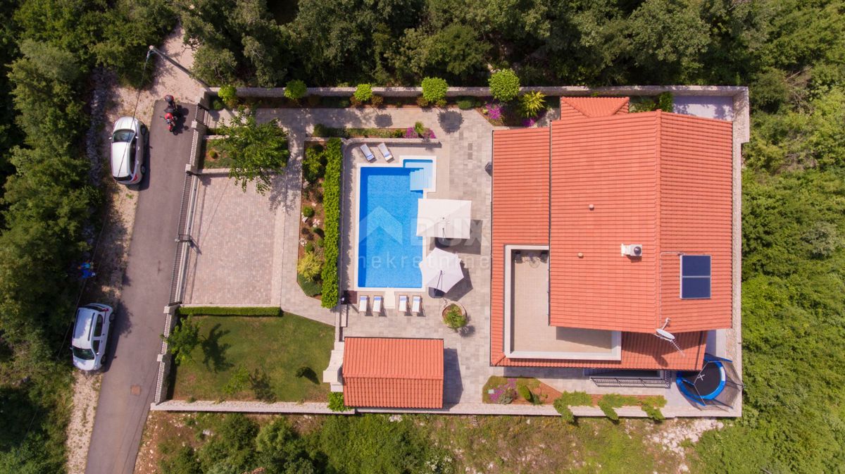 OTOK KRK, notranjost otoka - Rustikalna vila z bazenom
