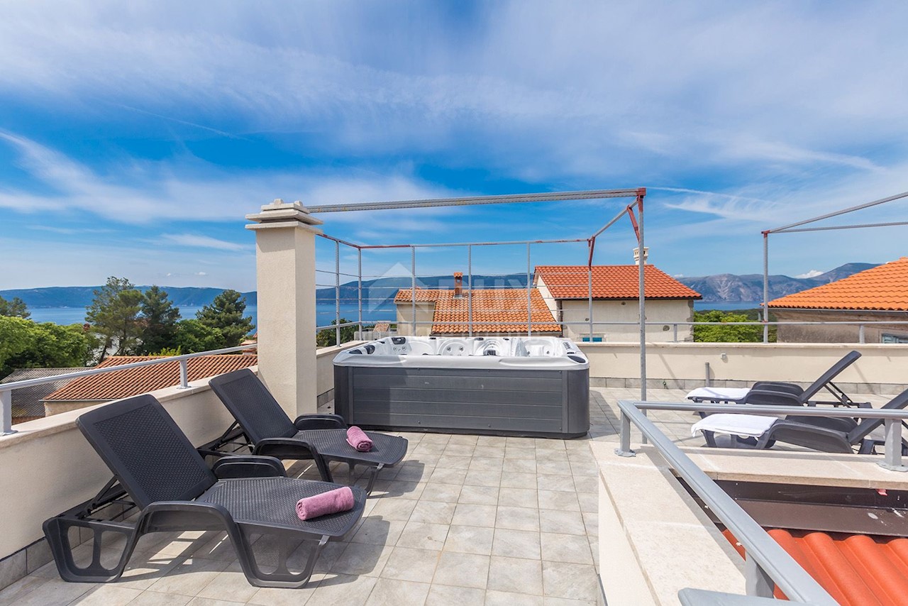 OTOK KRK, širše območje mesta KRKA - kamnita hiša v nizu z bazenom, jacuzzijem in panoramskim pogledom na morje