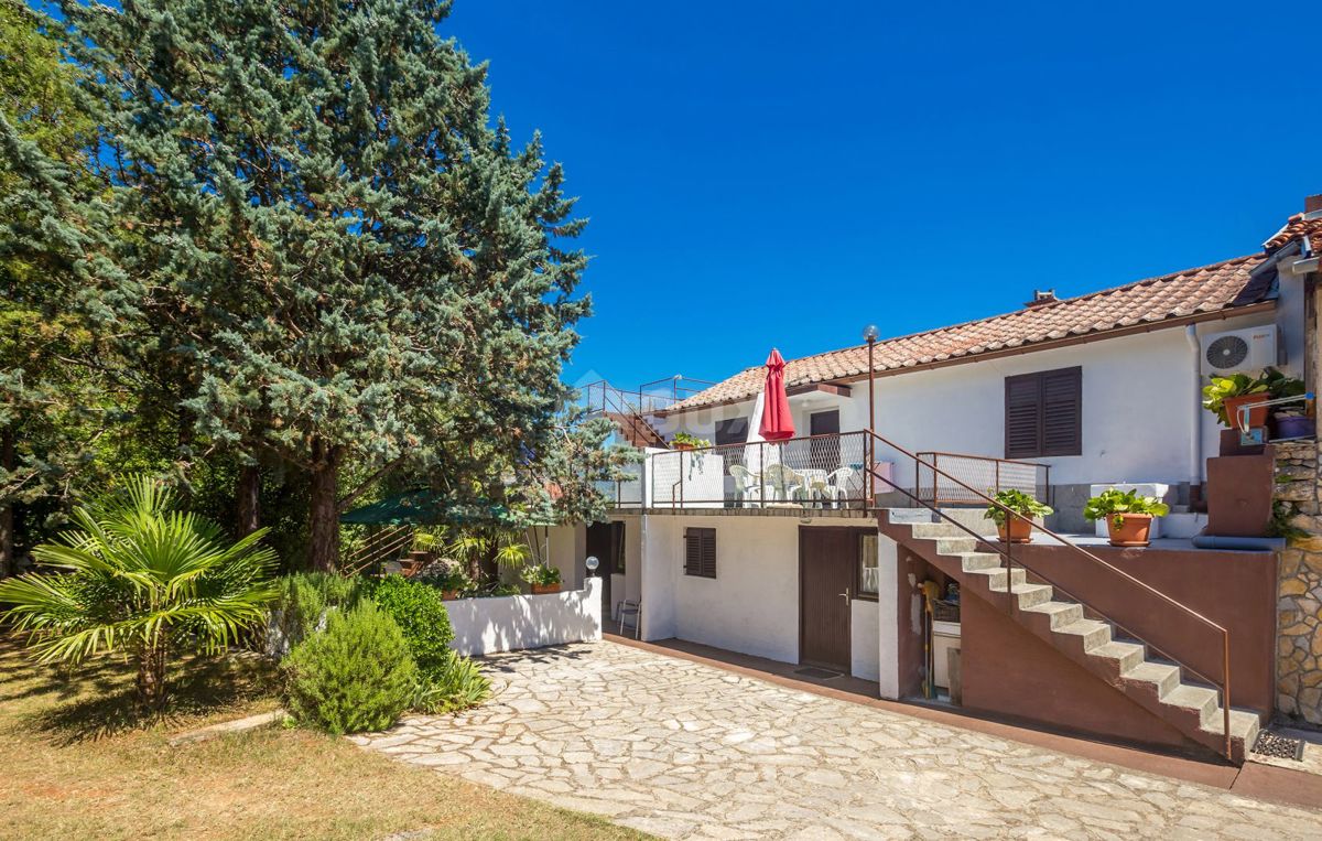 OTOK KRK, Šila okolica - Apartmajska hiša z velikim potencialom