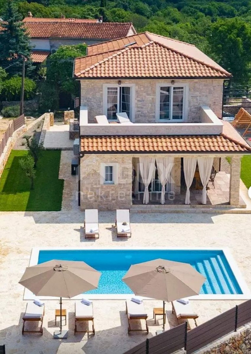 Otok Krk, okolica Dobrinja - kamnita vila z bazenom