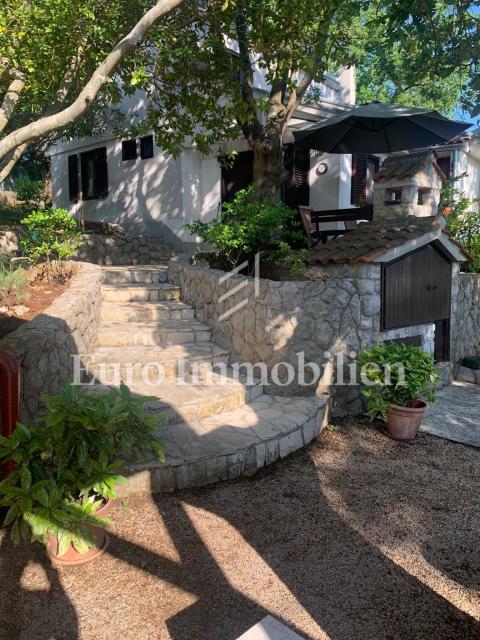 Samostojna družinska hiša z velikim vrtom, otok Krk