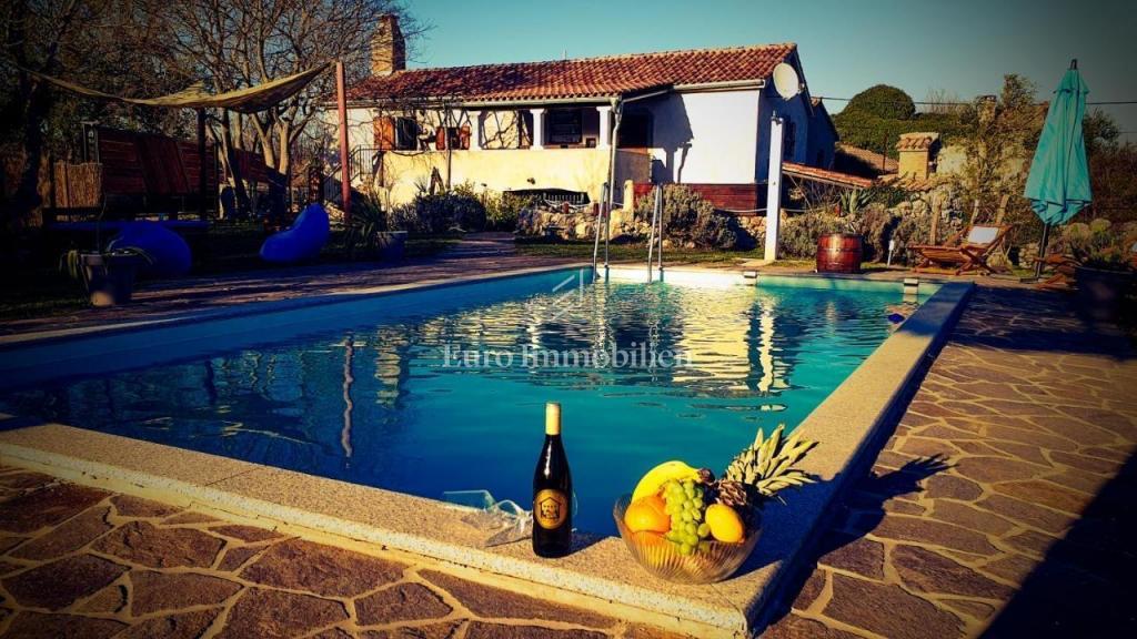 Lepo obnovljena samostojna kamnita hiša