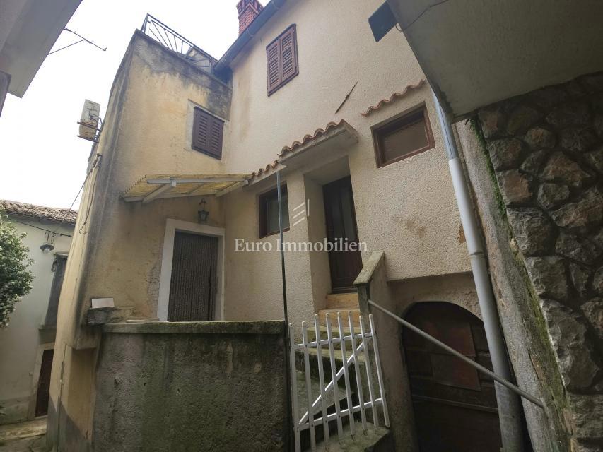 Otok Krk - Dobrinj - kamnita hiša v centru mesta