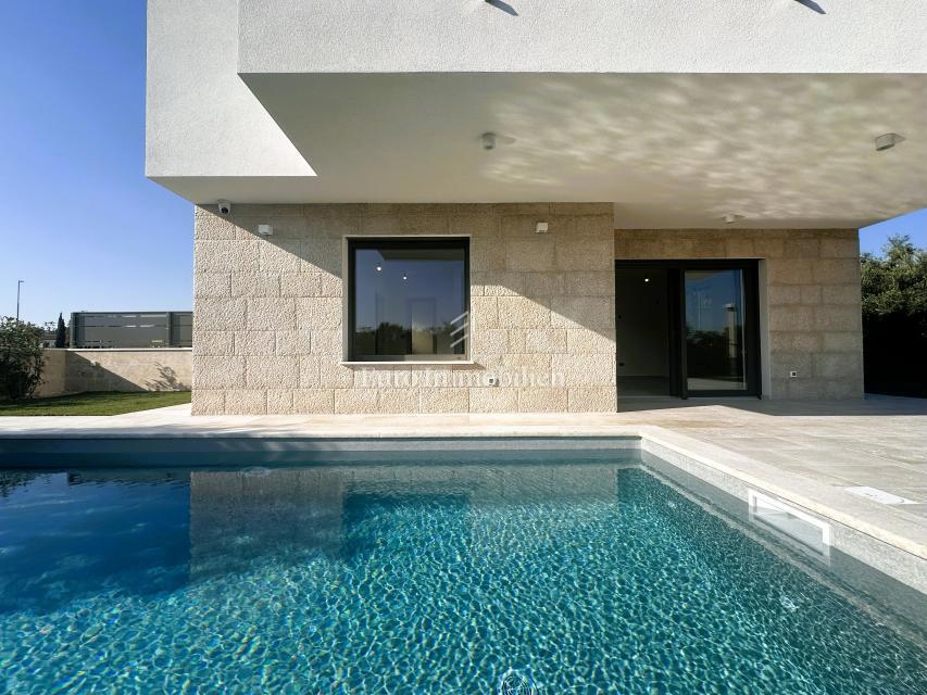 Malinska - kvalitetna nova hiša z bazenom