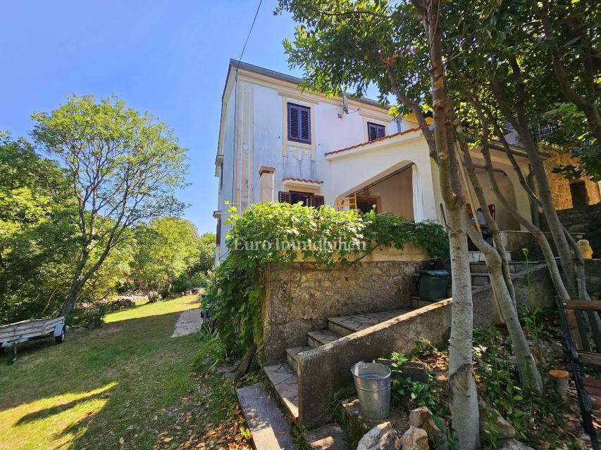 Hiša na Krku z velikim vrtom, potencial!