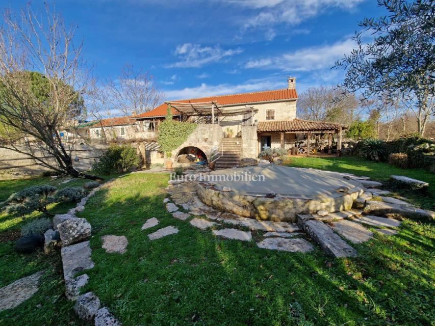 Kamena hiša z bazenom na mirni lokaciji, okolica Dobrinja - otok Krk
