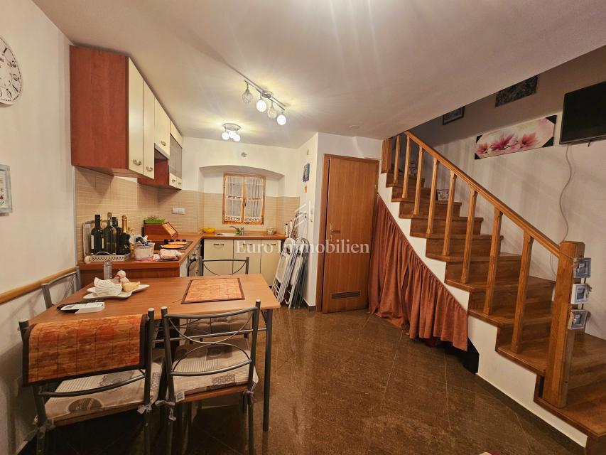 Kamnita hiša v središču Omišlja