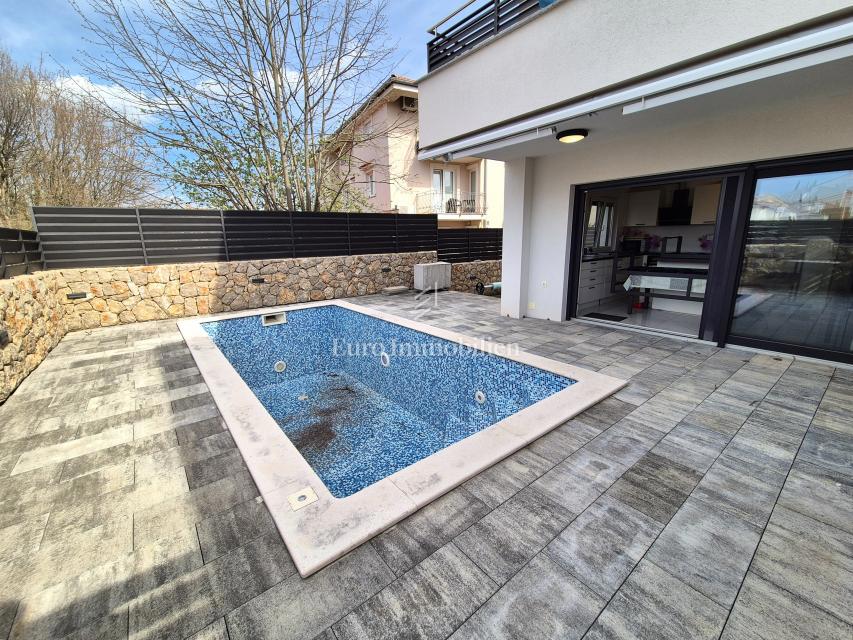 Malinska - opremljena dvojna hiša z bazenom