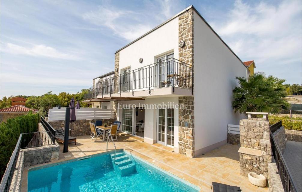 Tri vile z bazeni blizu morja, Krk