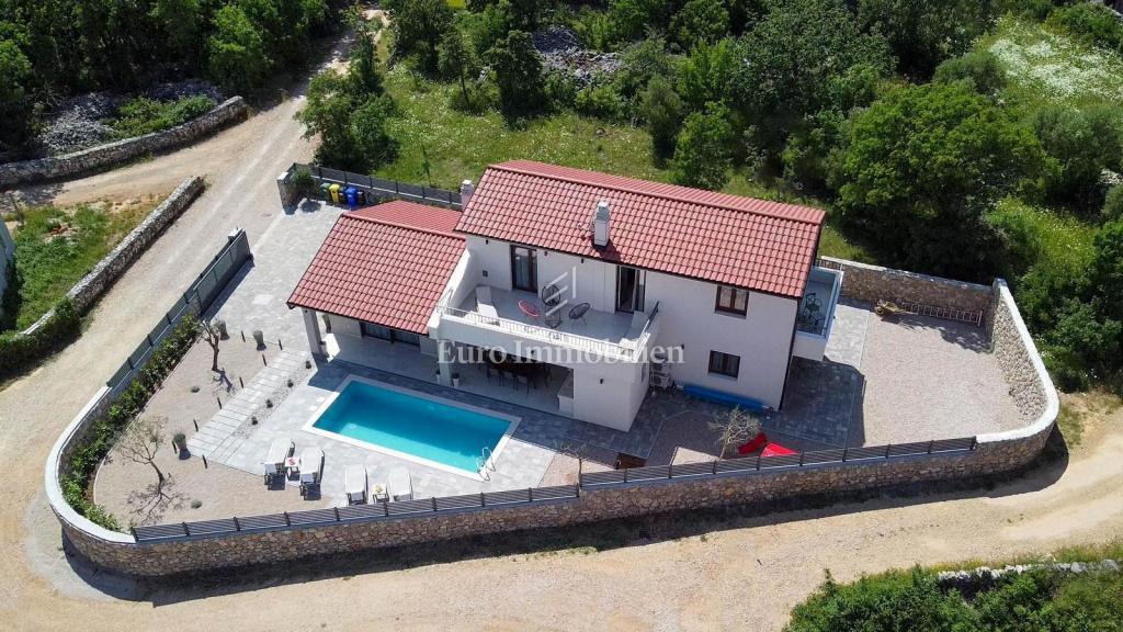 Samostojna hiša z bazenom na mirni lokaciji