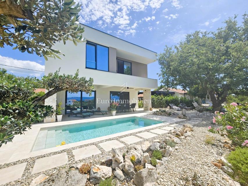 Prostorna moderna vila z bazenom v mirnem okolju