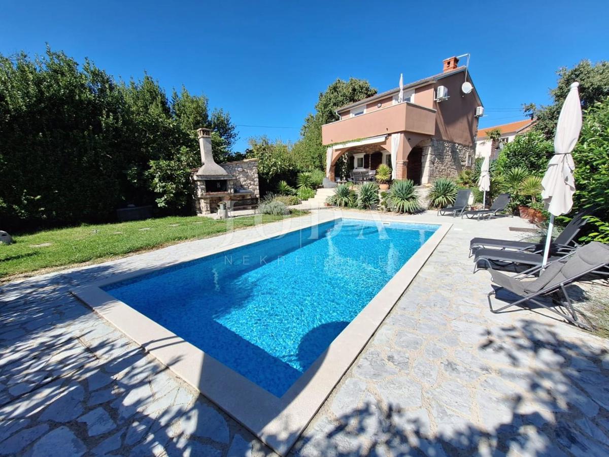 Malinska - prenovljena kamnita hiša z bazenom