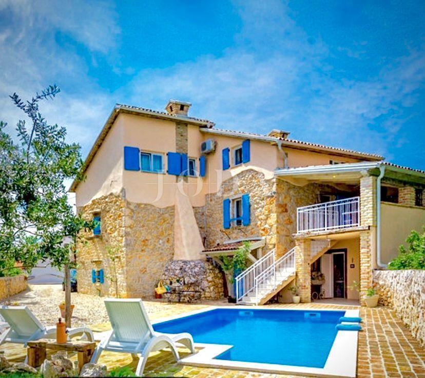 Prenovljena kamnita hiša z bazenom