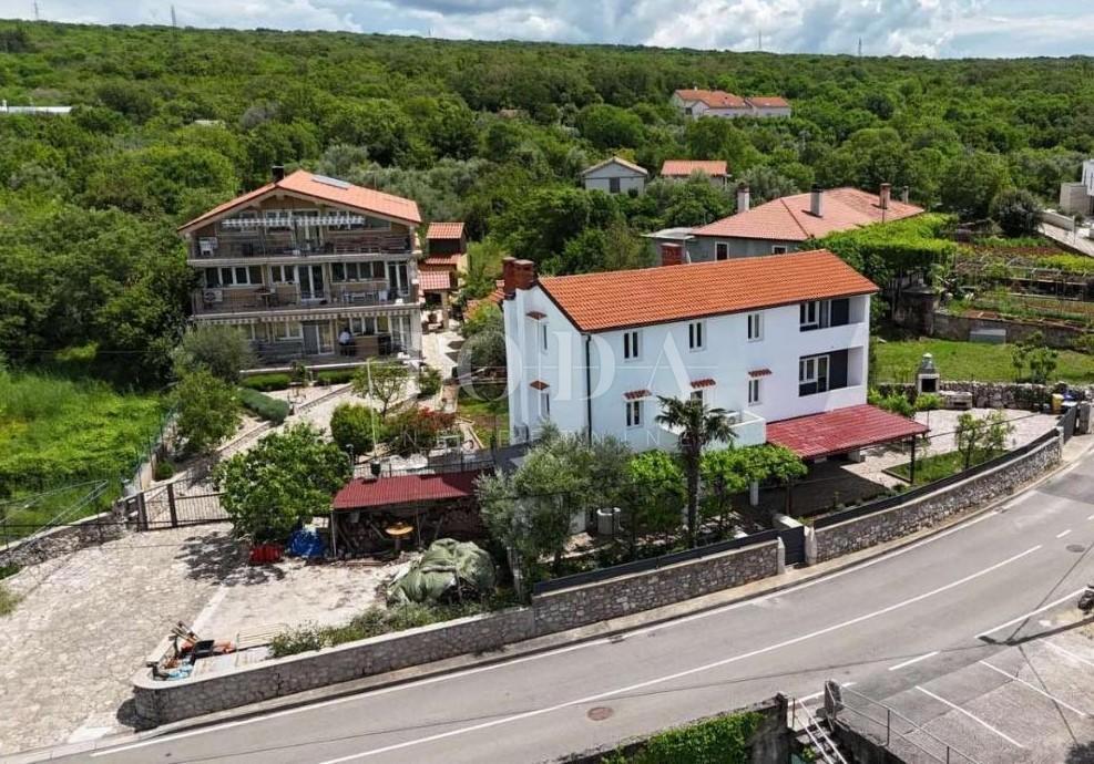 Hiša v bližini Malinske s petimi apartmaji