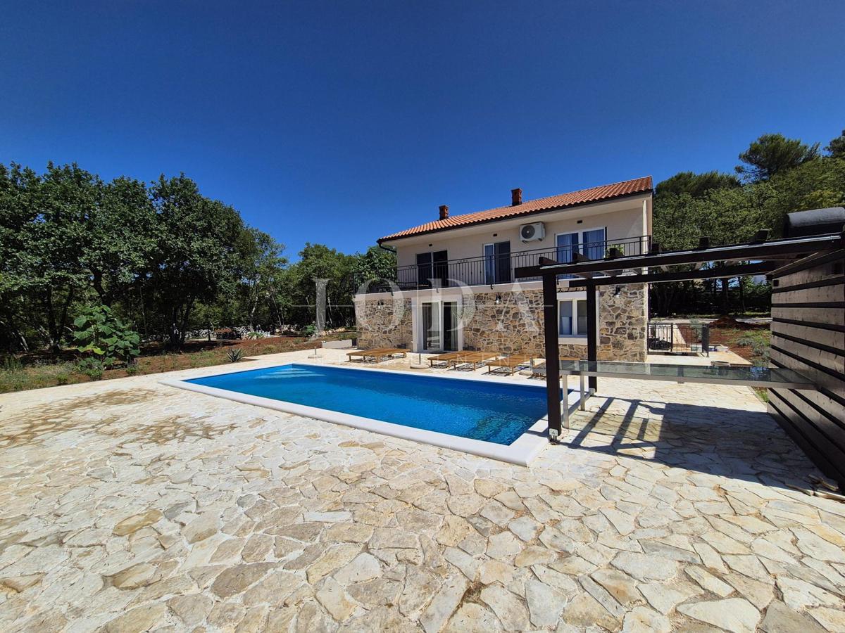 Hiša z bazenom v obnovi, otok Krk