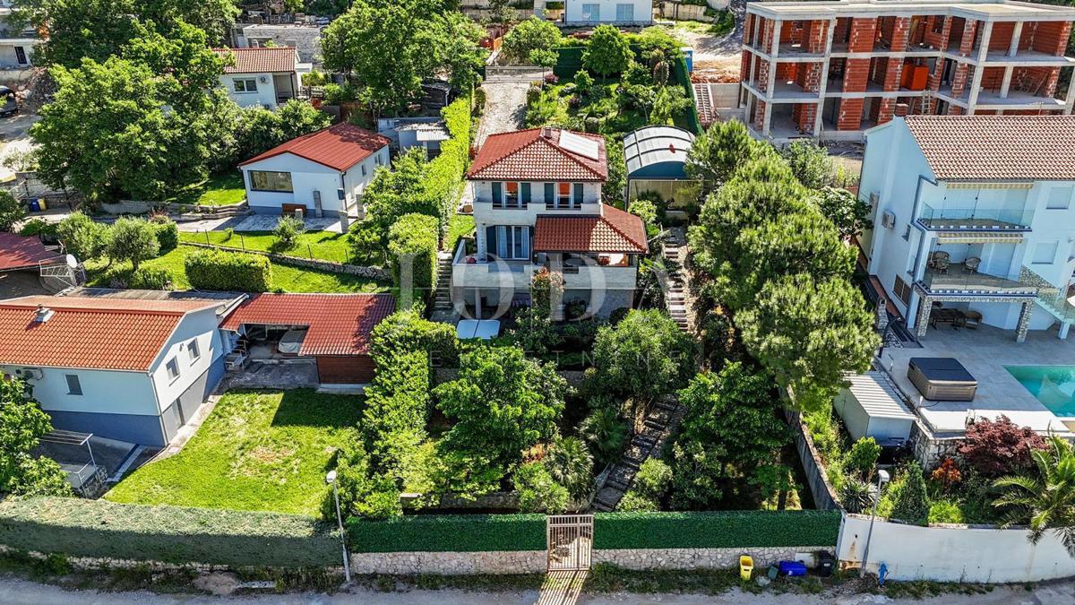 Omišalj, vila v bližini morja