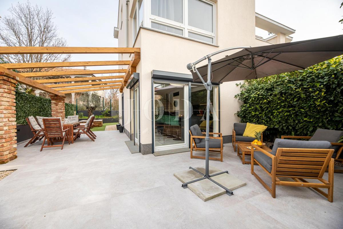 Hiša z vrtom in pogledom na morje!