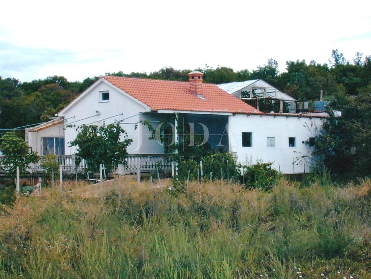 Hiša z veliko parcelo v mirnem okolju, Krk