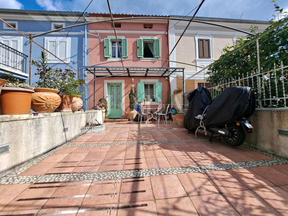 Omišalj - prenovljena hiša z dvoriščem v starem mestnem jedru