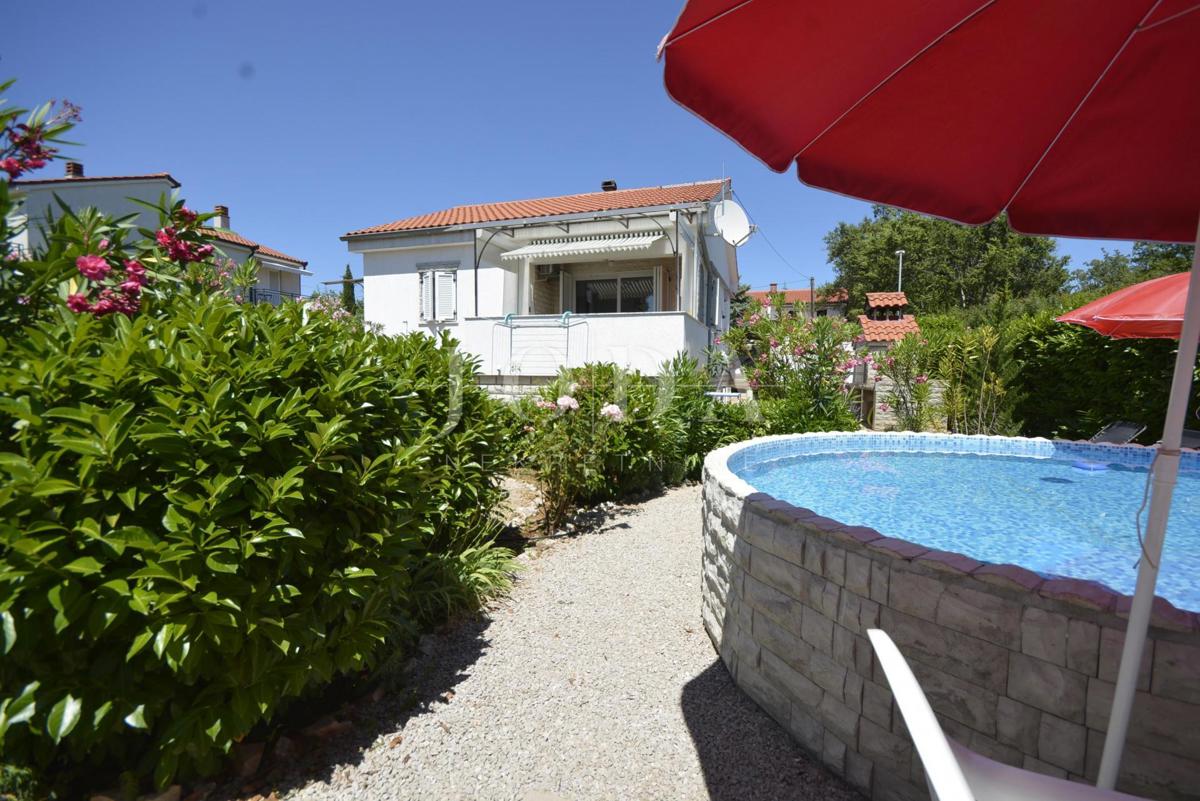 Lijepa samostojeća kuća s velikom uređenom okućnicom, mirna lokacija!