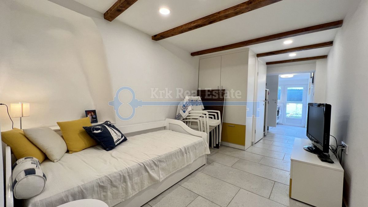 OTOK KRK - PUNAT - RENOVIRANA HIŠA V STAROM MESTU Z DVEMA APARTMAJEMA IN VRTOM