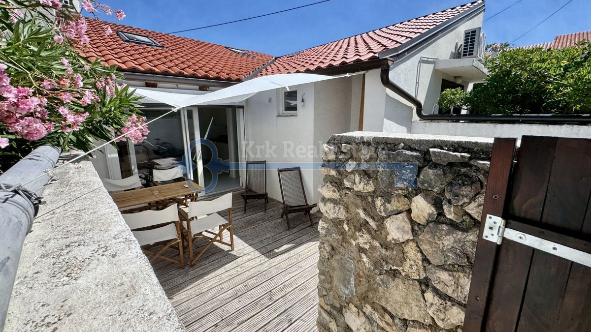 PUNAT - PRITLIČNA HIŠA Z VRTOM, REDKO NA TRGU