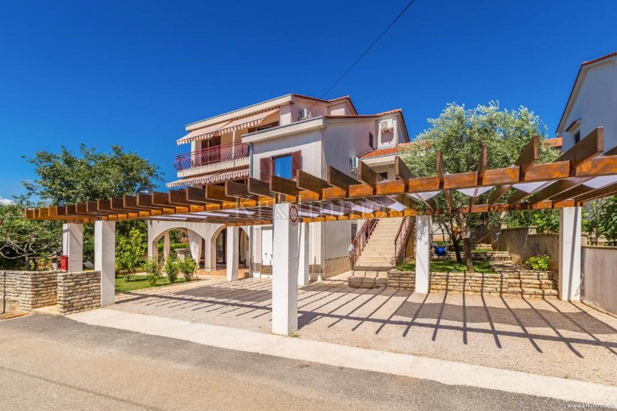 Samostojna hiša s tremi apartmaji in pogledom na morje!