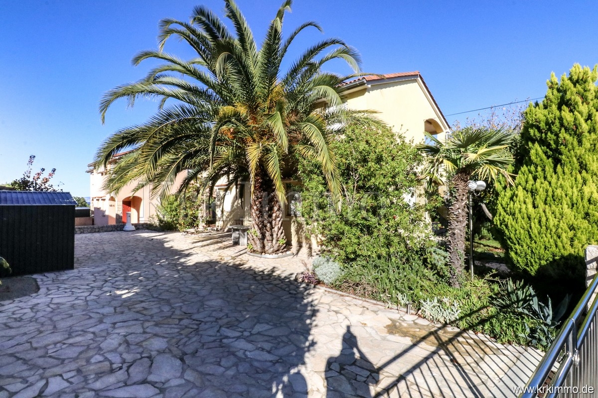 Malinska: Hiša na odlični lokaciji le 200 metrov od morja!