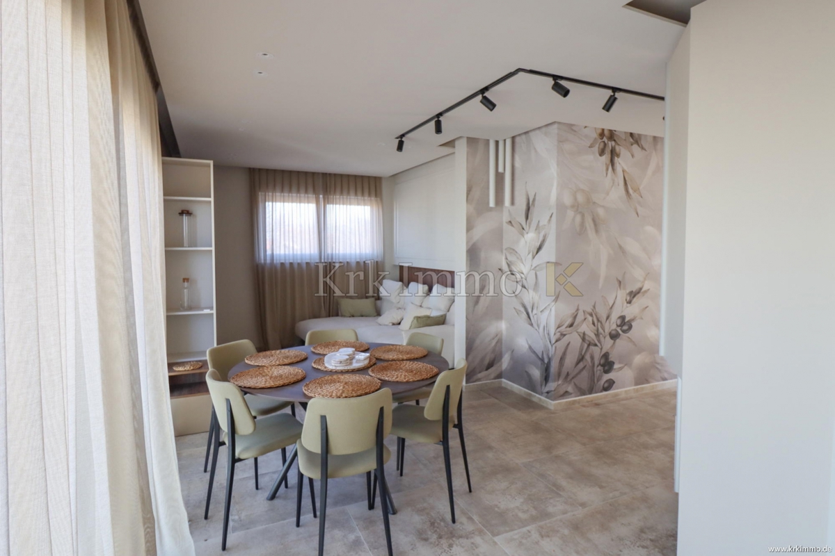 Dvonadstropni apartma s strešnim bazenom in pogledom na morje.