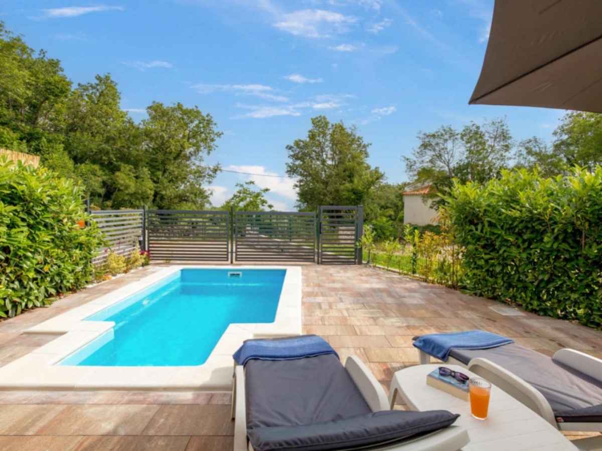 Dvojček z bazenom v bližini zaliva Soline, otok Krk