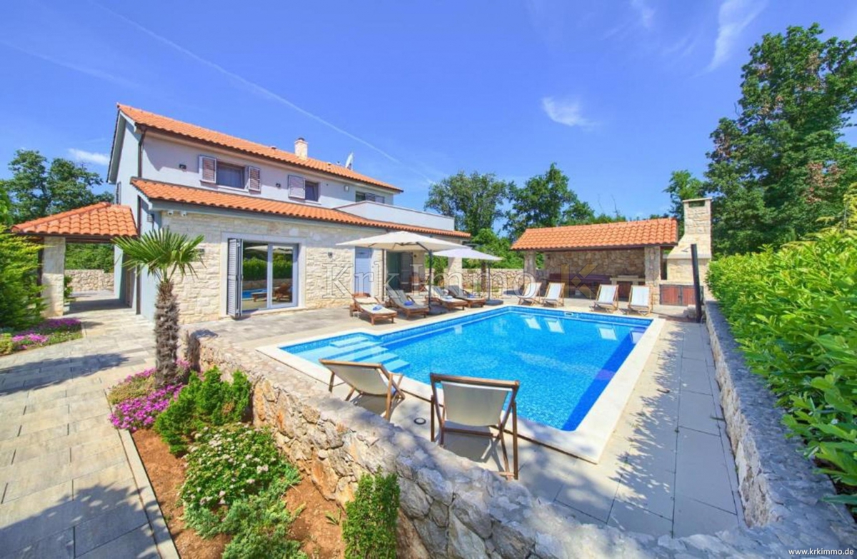 Čudovita samostojna vila z bazenom na mirni lokaciji!