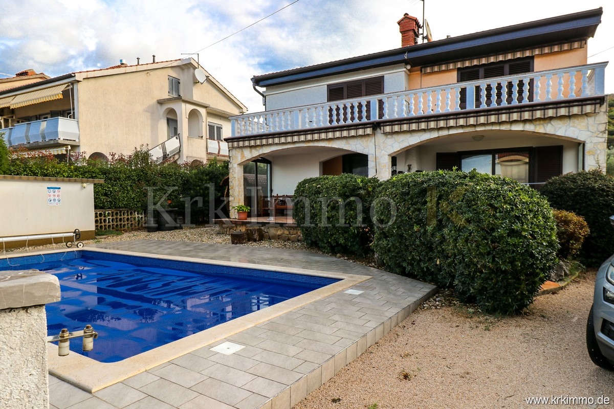 Punat: Samostoječa hiša z 2 apartmajema in bazenom!