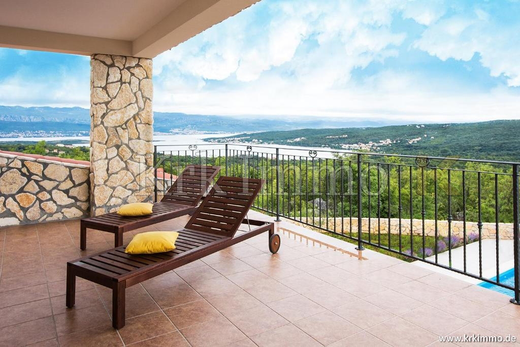 Vila z bazenom in panoramskim pogledom na morje.
