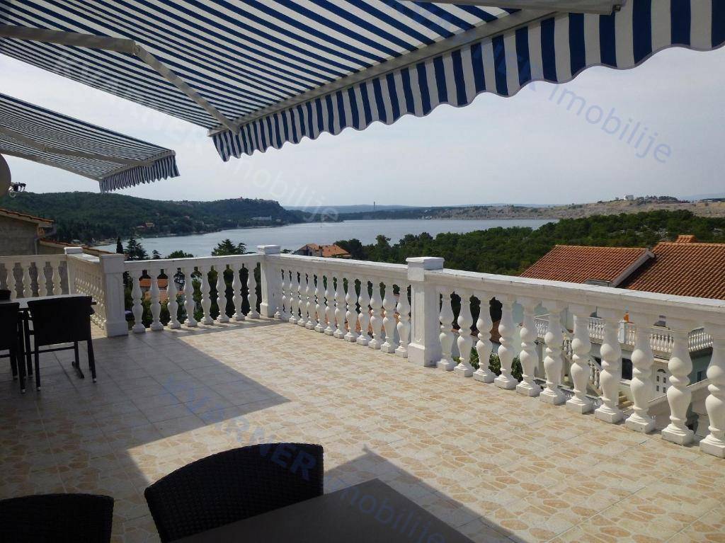 Omišalj - Hiša z devetimi apartmaji na prodaj