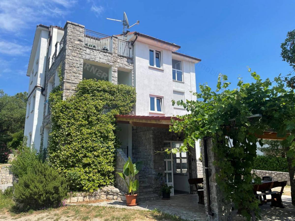Nepremičnina idealna za investicijo! Samostojna hiša s 6 stanovanjskimi enotami