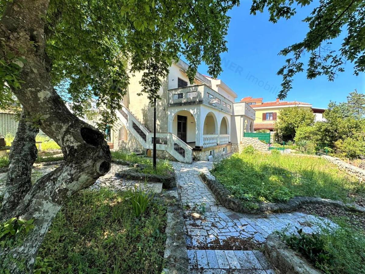 Dvojček s potencialom, le 300 m od morja! Malinska!