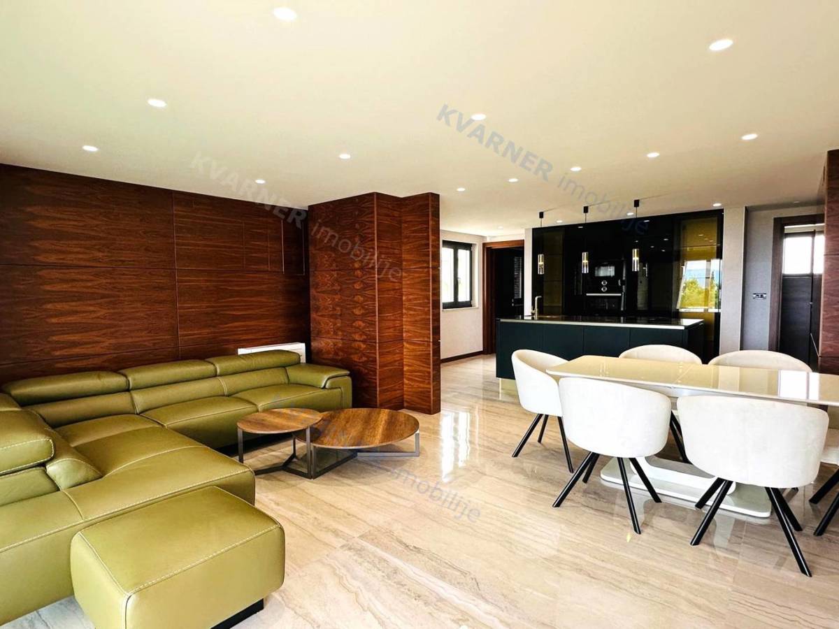 Luksuz življenja 80 m od morja v Malinski!