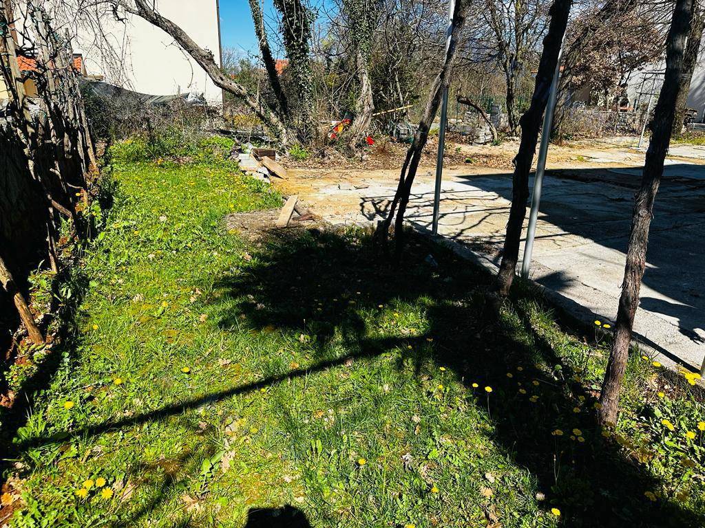 Malinska - Apartma z velikim vrtom - Potrebna prenova!